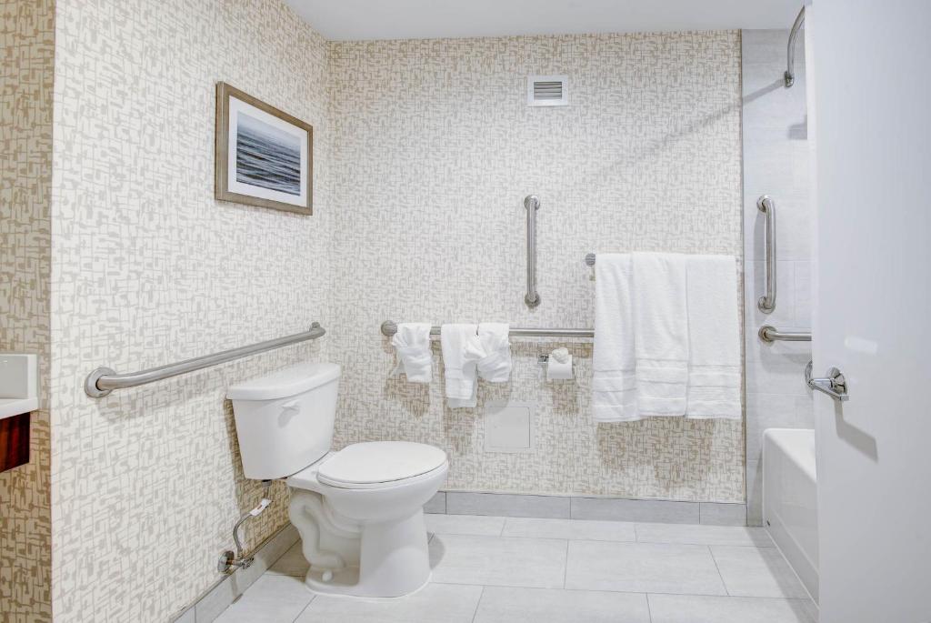 Koupelna v ubytování Sheraton Eatontown Hotel