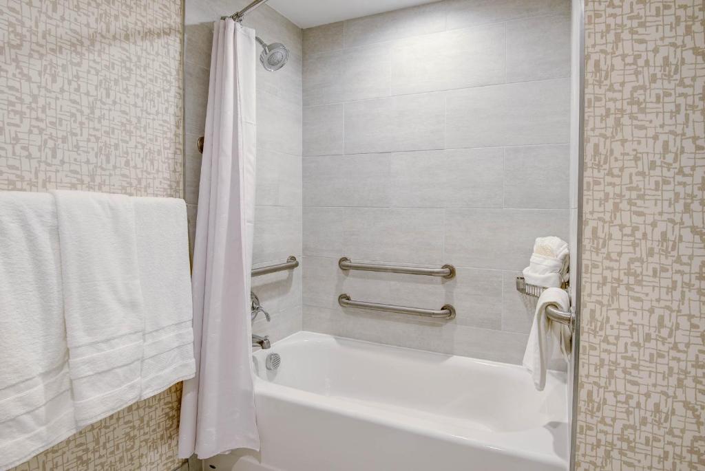 Koupelna v ubytování Sheraton Eatontown Hotel
