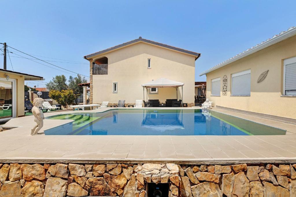 een zwembad in de achtertuin van een huis bij Zen Village Verde in Fernao Ferro
