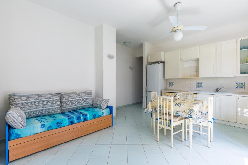 Cette chambre comprend un lit, une table et une cuisine. dans l'établissement Friendly&Family Apartment at Ischia, à Ischia