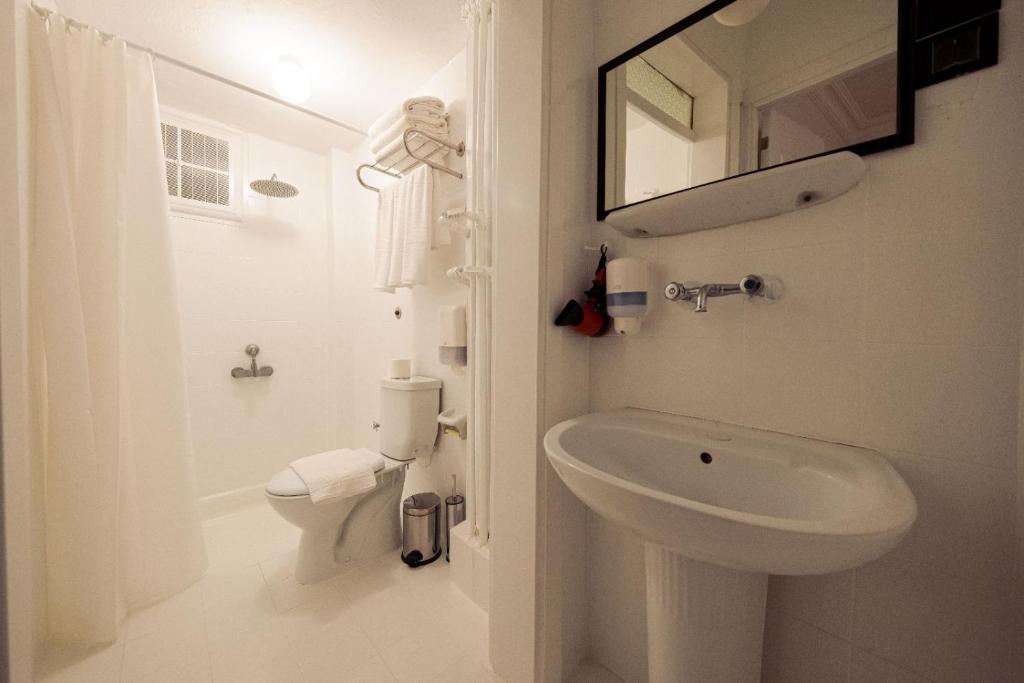 een witte badkamer met een wastafel en een toilet bij Sufi Homes in Konya