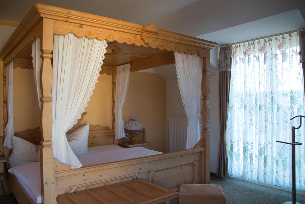 Postel nebo postele na pokoji v ubytování Hotel Quellenhof