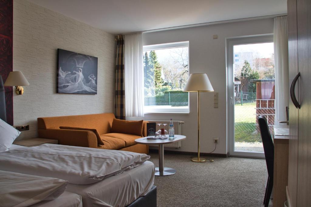 Postel nebo postele na pokoji v ubytování Hotel Quellenhof
