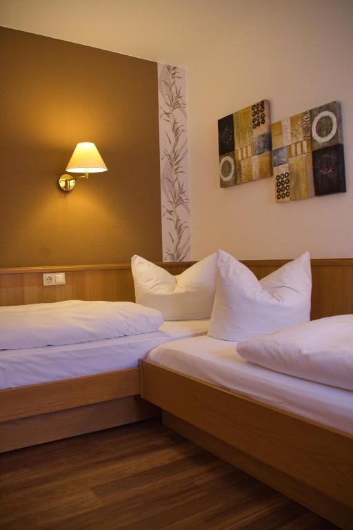 Postel nebo postele na pokoji v ubytování Hotel Quellenhof