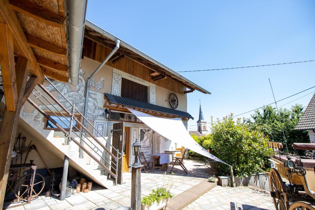 ein Haus mit einer Treppe davor in der Unterkunft Maison d'hôtes du Mont in Morschwiller