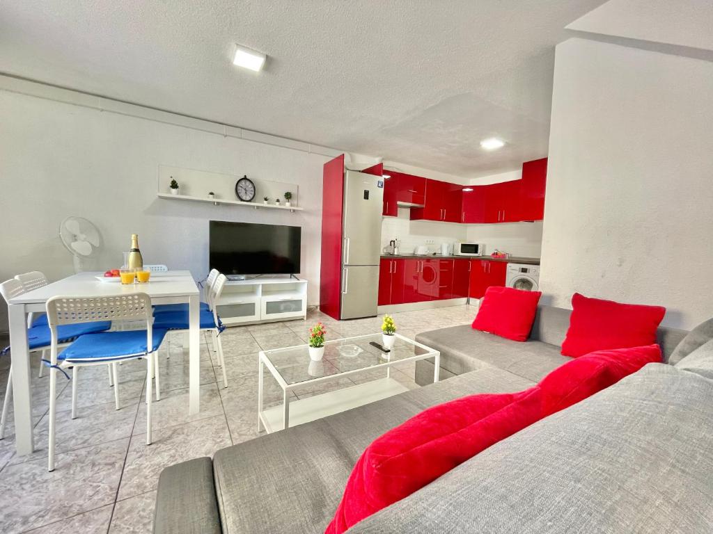 ein Wohnzimmer mit Sofa und Tisch in der Unterkunft Relax Beach House in Puerto de Santiago