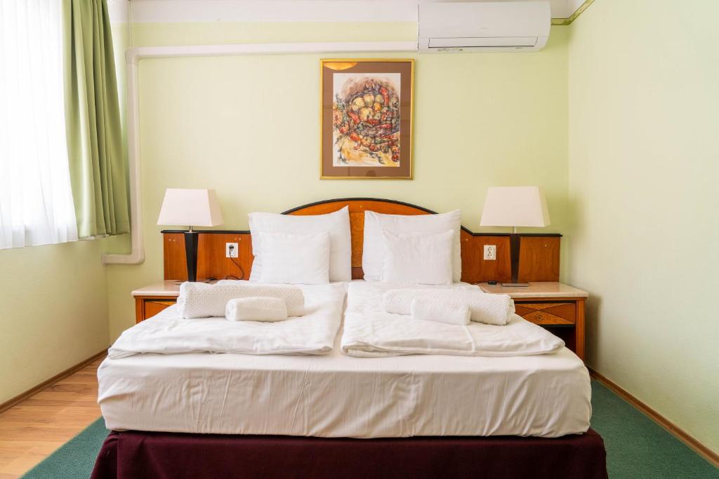 Кровать или кровати в номере Majerik Hotel