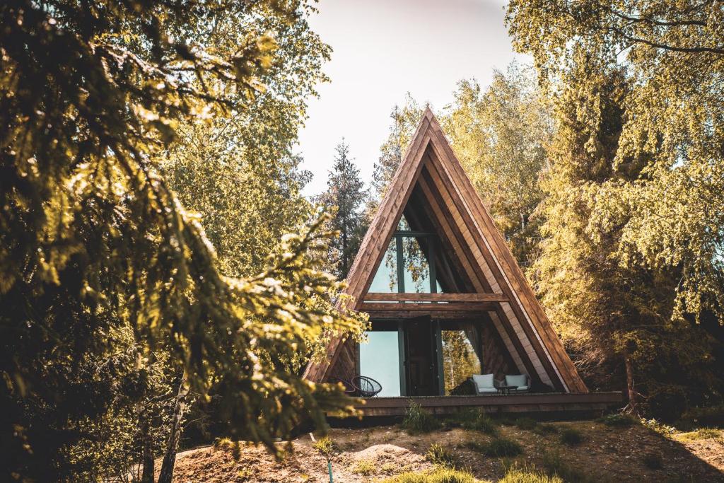 a frame cabin in the woods with a window at Grzechatka in Wetlina