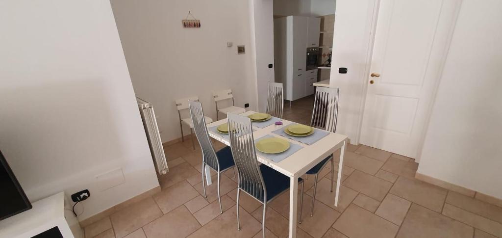 a white table and chairs in a room at Gentilcasa in Monopoli