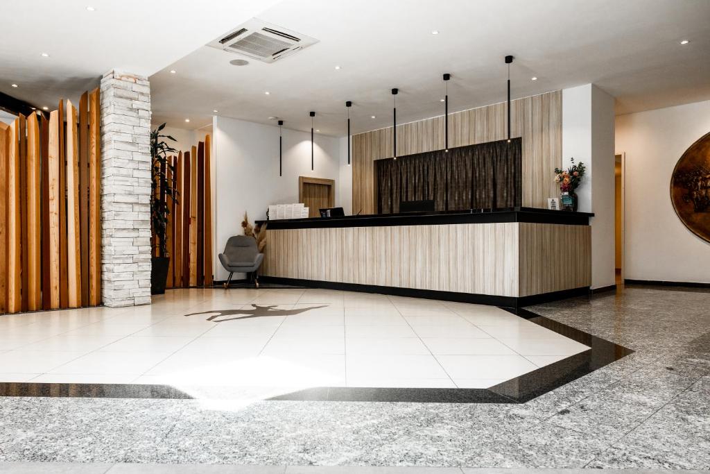 eine Lobby mit einer Rezeption und einer Theke in der Unterkunft Hotel Alkar in Sinj