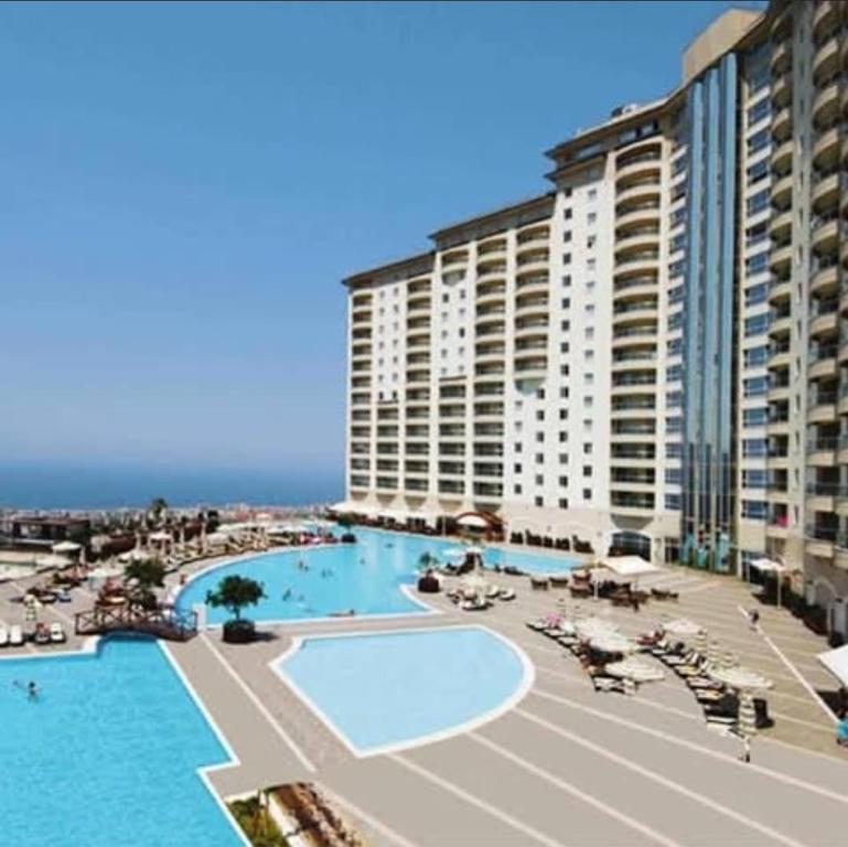 Vaizdas į baseiną apgyvendinimo įstaigoje Gold city Alanya - 5 star two bedroom hotel apartment with full Sea view arba netoliese