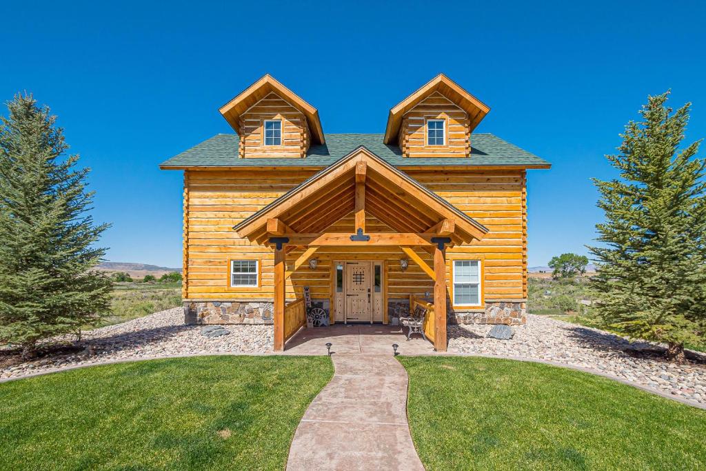 Rustic Retreat Log Cabin W- Fire Pit Pool Table! - Housity