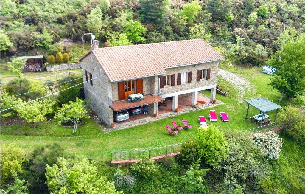 eine Luftansicht eines Hauses mit rosa Stühlen in der Unterkunft Bellavista in Cortona