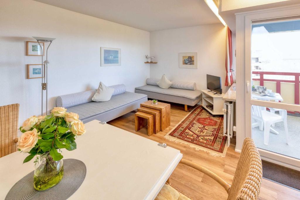 a living room with a couch and a table at Terrassenhaus, FeWo 86 in Duhnen