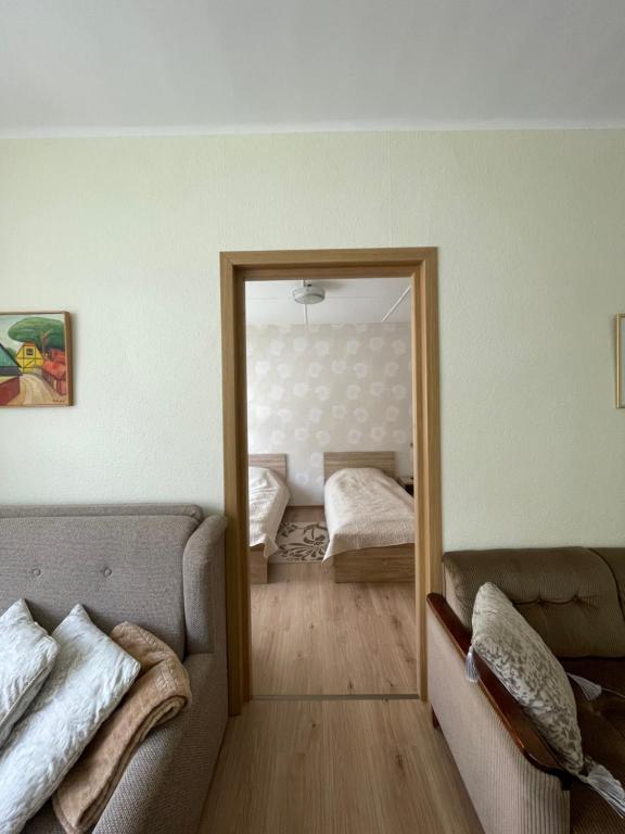 ein Wohnzimmer mit einem Spiegel und einem Sofa in der Unterkunft Linda apartment in Kuressaare