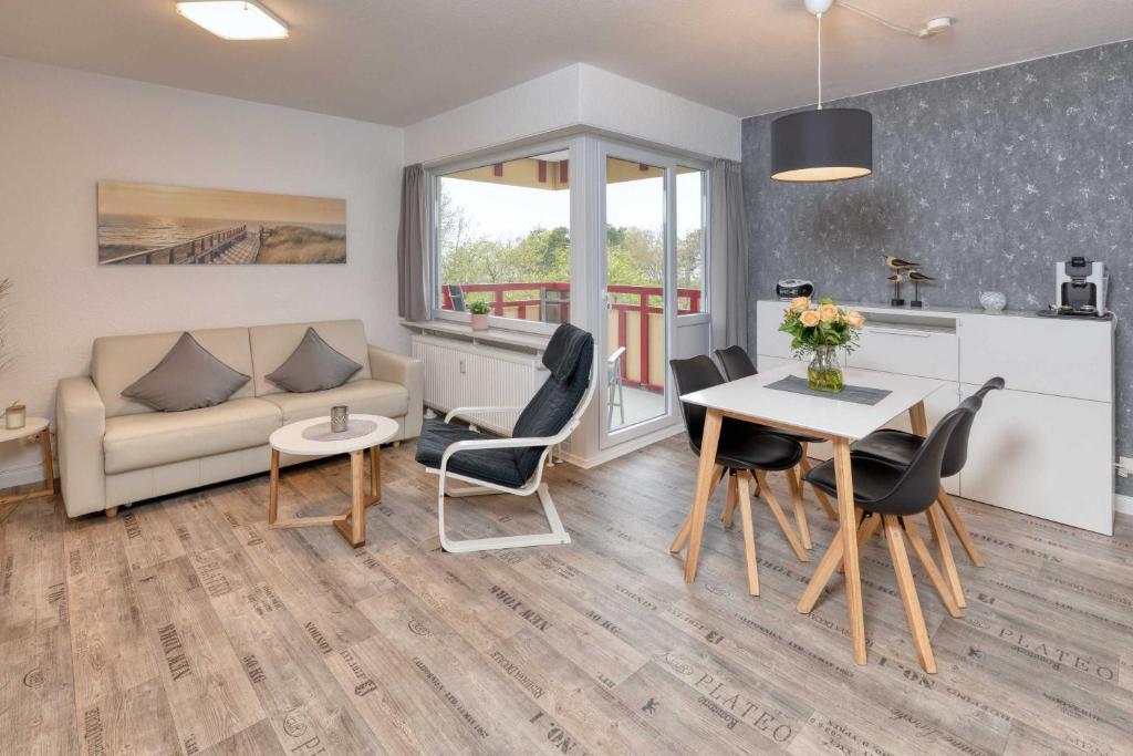 ドゥネンにあるTerrassenhaus, FeWo 45のソファとテーブルのあるリビングルーム