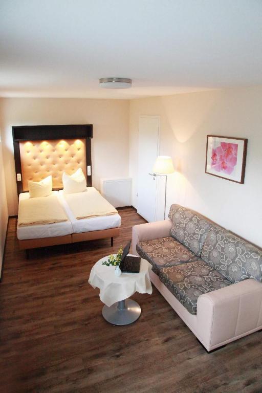 Postel nebo postele na pokoji v ubytování Hotel zur Heideblüte