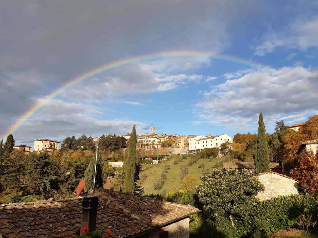 um arco-íris no céu sobre uma cidade em Casa Lilio em Radda in Chianti