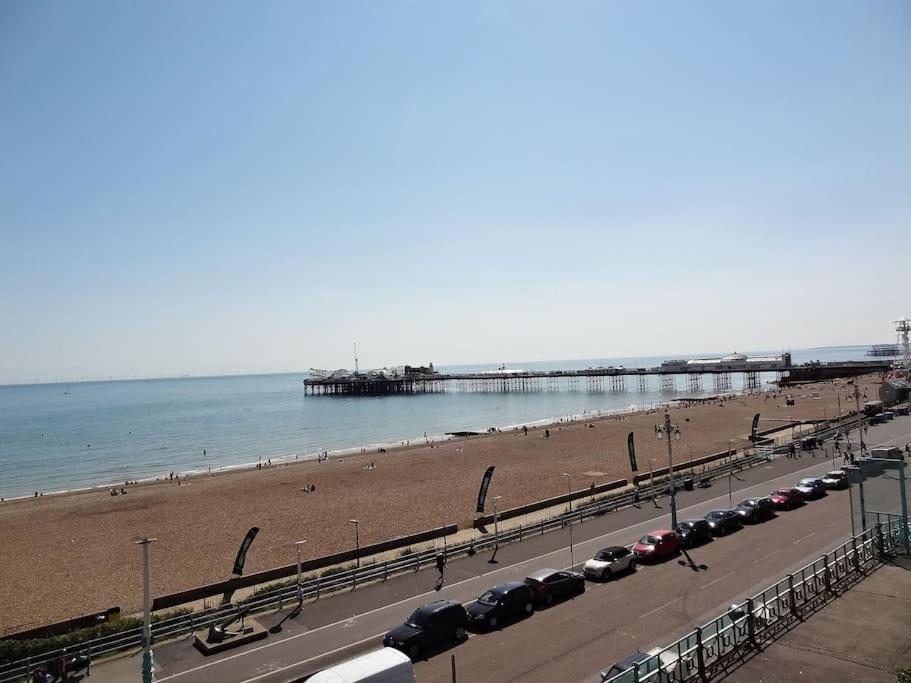 Beachfront Apartment by Crown Gardens Holiday Homes, Brighton & Hove