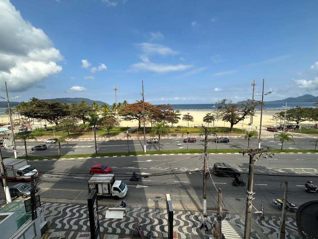 a view of a parking lot with a beach at Vista ao mar no Gonzaga in Santos