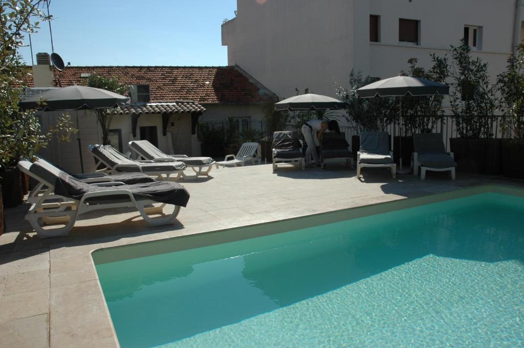 Bazén v ubytování Brit Hotel Confort Le Revest Sainte-Maxime nebo v jeho okolí