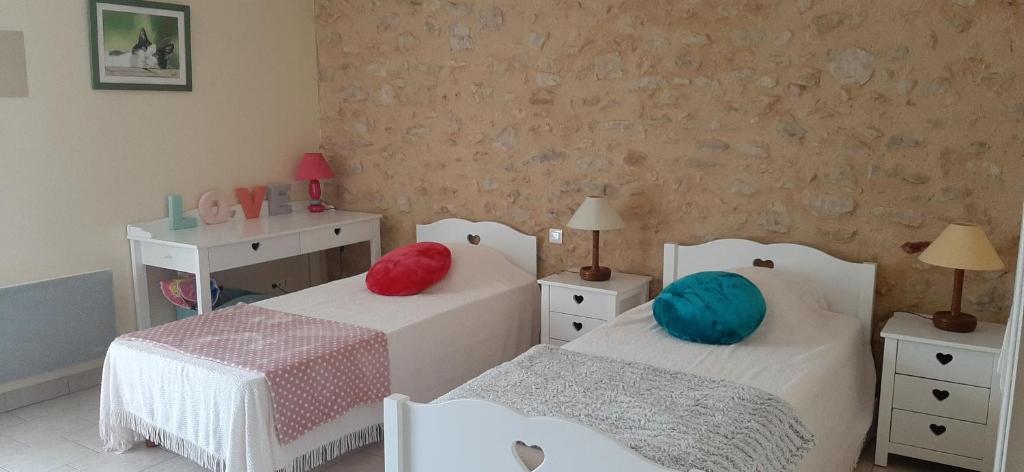 Postel nebo postele na pokoji v ubytování Les Gîtes de JueVince