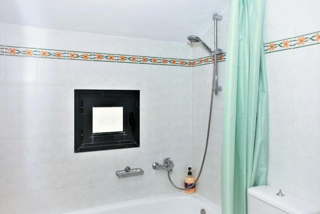 Łazienka w obiekcie Beautiful Villa with swimming pool near Nafplion