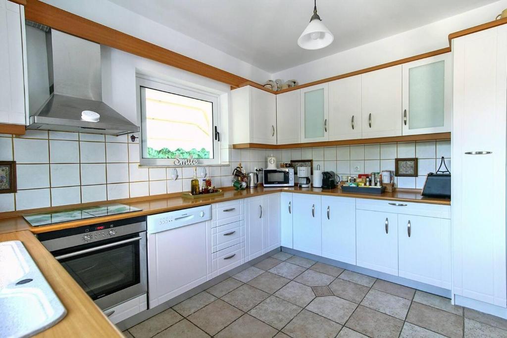 Kuchnia lub aneks kuchenny w obiekcie Beautiful Villa with swimming pool near Nafplion