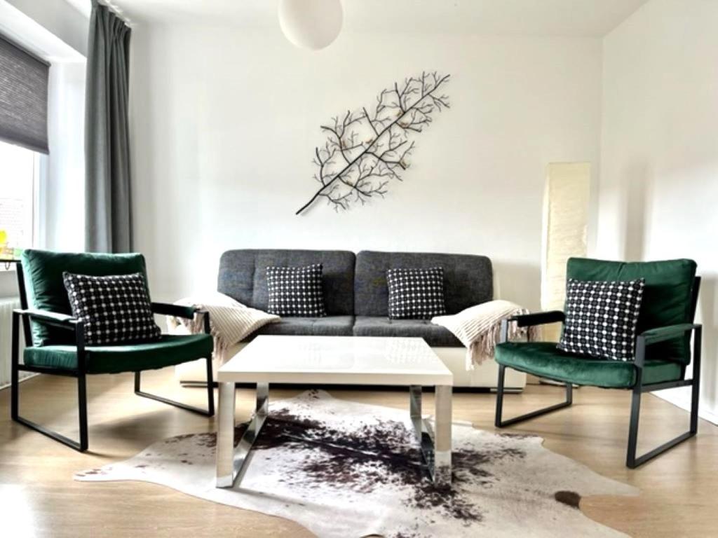 sala de estar con sofá y 2 sillas en Frau Holle, en Wolfhagen