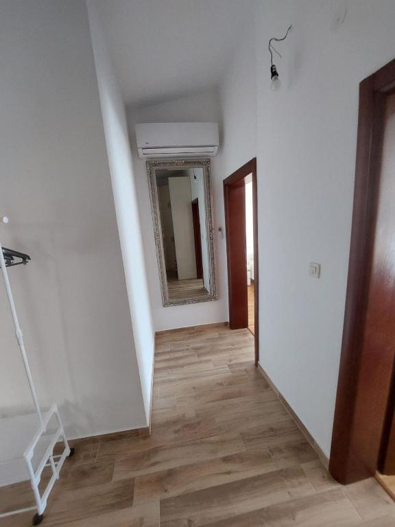 Fotografie z fotogalerie ubytování Deluxe Double Room with Garage FiS v destinaci Kotor