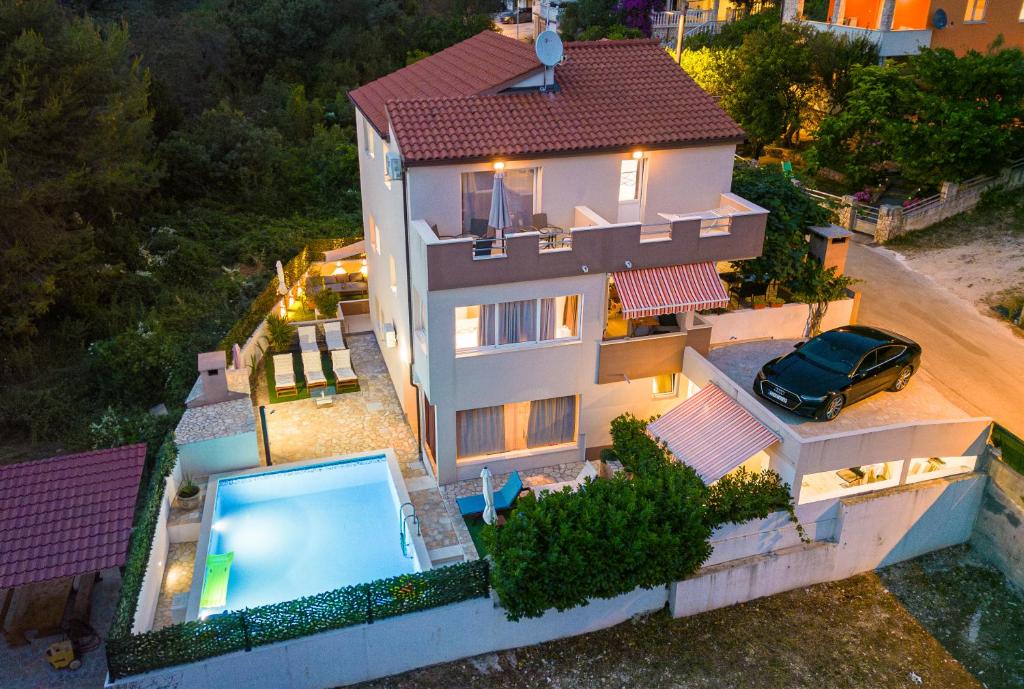 z góry widok na dom z basenem w obiekcie Bruno's Poolside Retreat w Trogirze