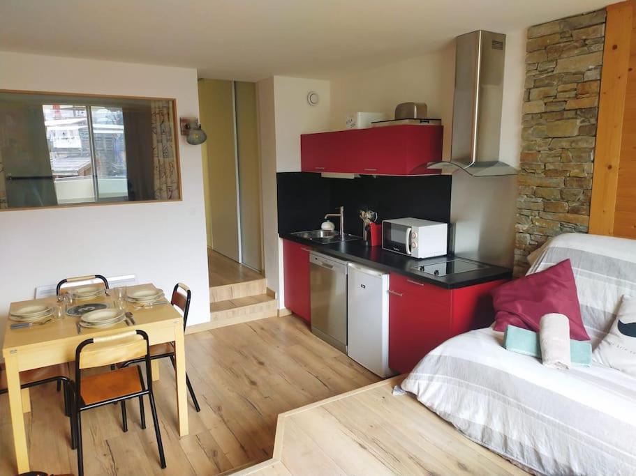 Habitación con cocina, cama y mesa. en *Tout confort*4 pers*Centre Isola 2000, en Isola