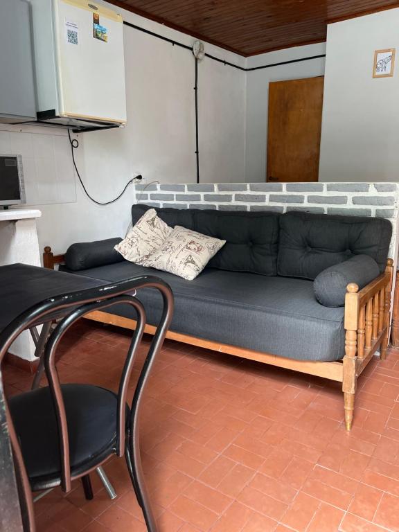 un sofá en una habitación con una mesa y una silla en Mono ambiente en Corrientes Capital en Corrientes
