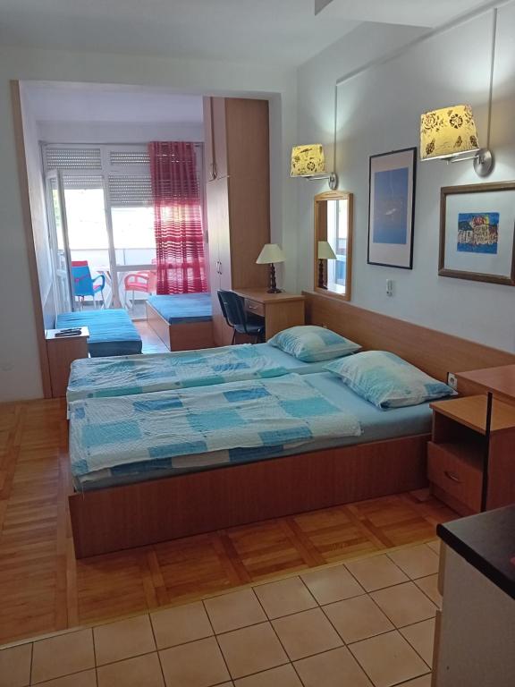 ein Schlafzimmer mit einem großen Bett in einem Zimmer in der Unterkunft Vila Centar in Trebinje