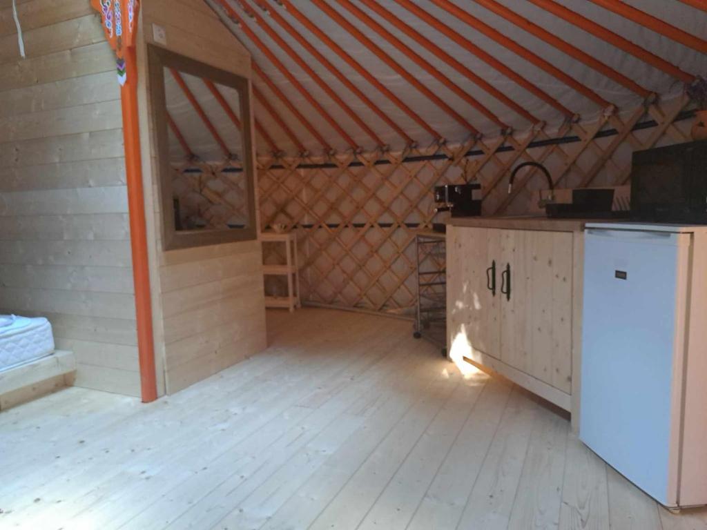 a large room with a refrigerator in a barn at Foxódi Lombjurta in Taliándörögd