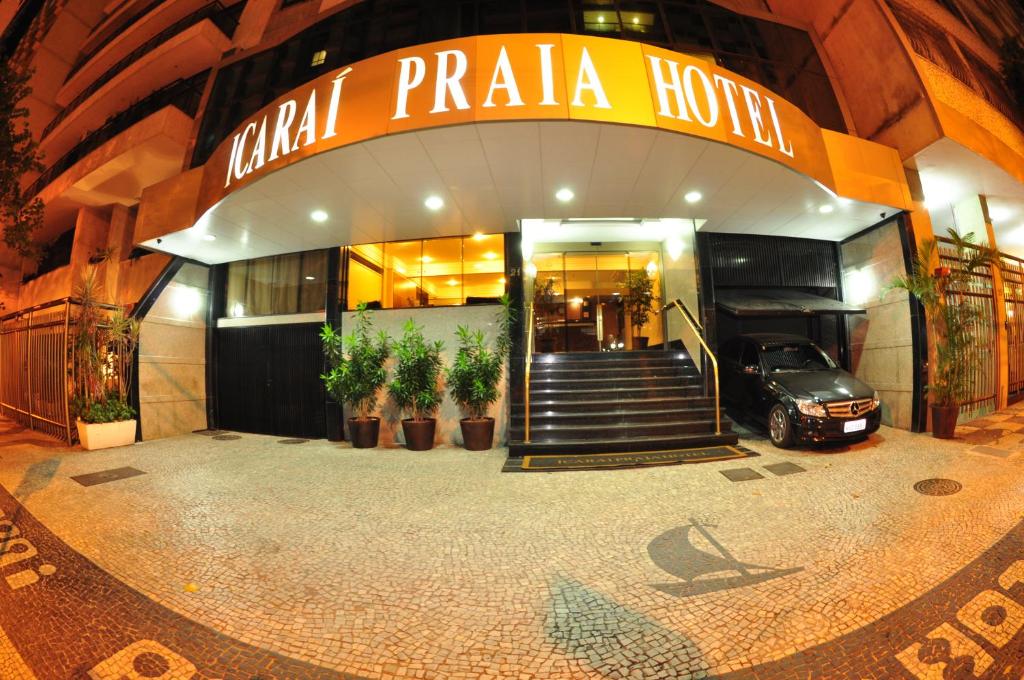 un coche está aparcado frente a un salón de coches en Icaraí Praia Hotel en Niterói