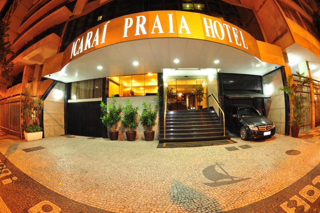 ein Auto steht vor einem Autosalon in der Unterkunft Icaraí Praia Hotel in Niterói