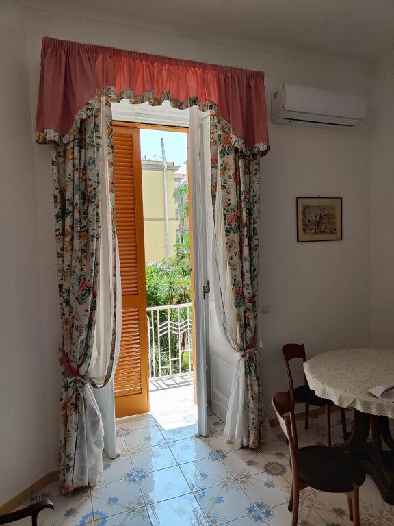 Zimmer mit einer Tür, die auf eine Terrasse führt in der Unterkunft The House Of The Sunbeam in Neapel