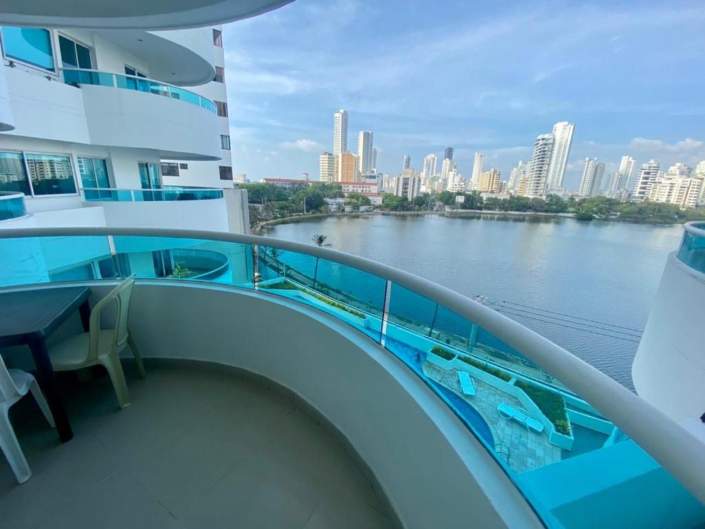 - un balcon sur un bateau de croisière avec vue sur l'eau dans l'établissement Apartamento en Laguito Ed Torres del Lago 604 ICDI, à Carthagène des Indes