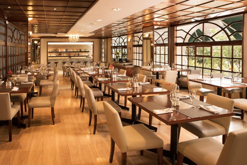 Restaurace v ubytování Hotel Reina Isabel