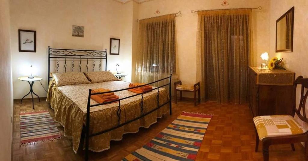 Faedis的住宿－Corte dei Molini，卧室配有1张床、1张桌子和1把椅子
