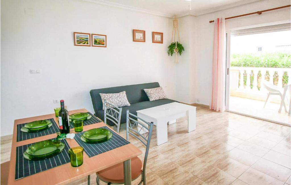 Posezení v ubytování Nice Apartment In Los Arenales Del Sol