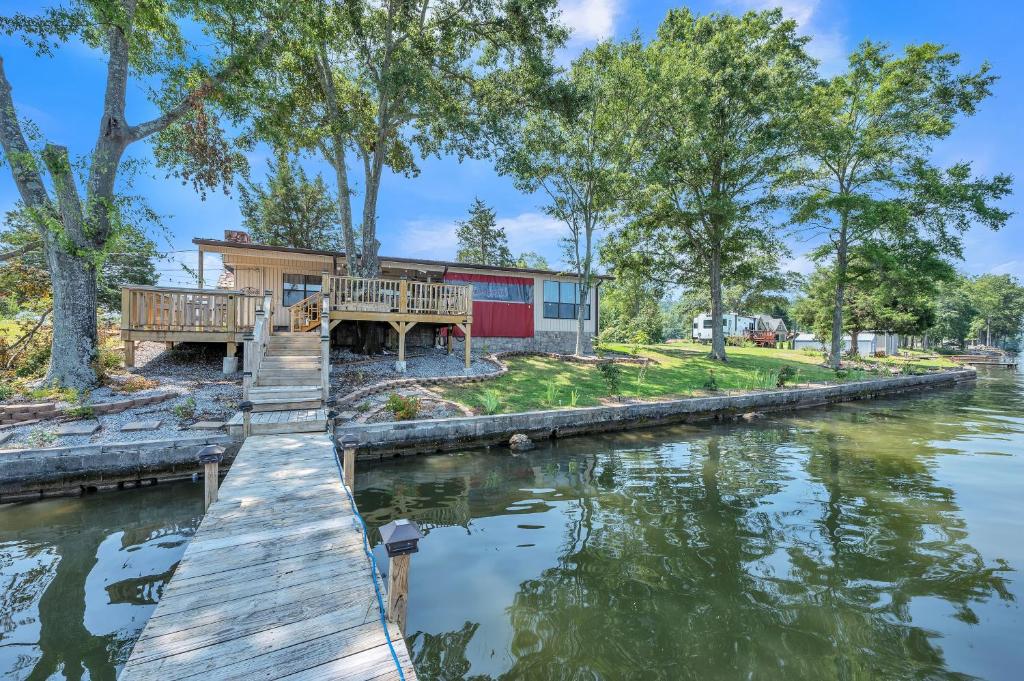 una casa en el agua con un muelle en Lakeside Paradise- 4BR Retreat on Neely Henry Lake home 