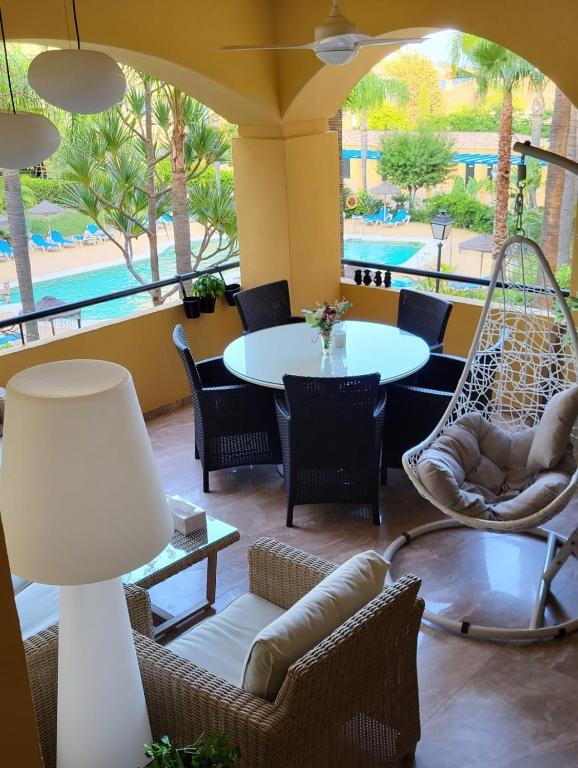 Bazén v ubytování Luxury Blue Coast Seaside Retreat Marbella nebo v jeho okolí