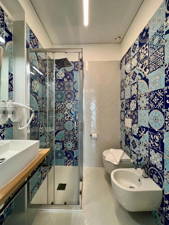 a bathroom with a shower and a sink and a toilet at TEA Luxury - Praia a Mare in Praia a Mare