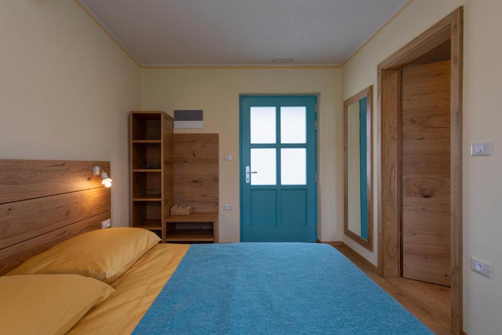 Postel nebo postele na pokoji v ubytování Kamp Brda Camping and rooms