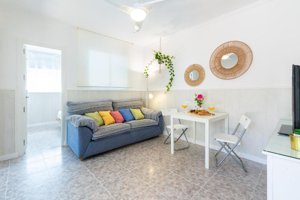 Posezení v ubytování WintowinRentals Close to the beach, Private Terrace & Parking