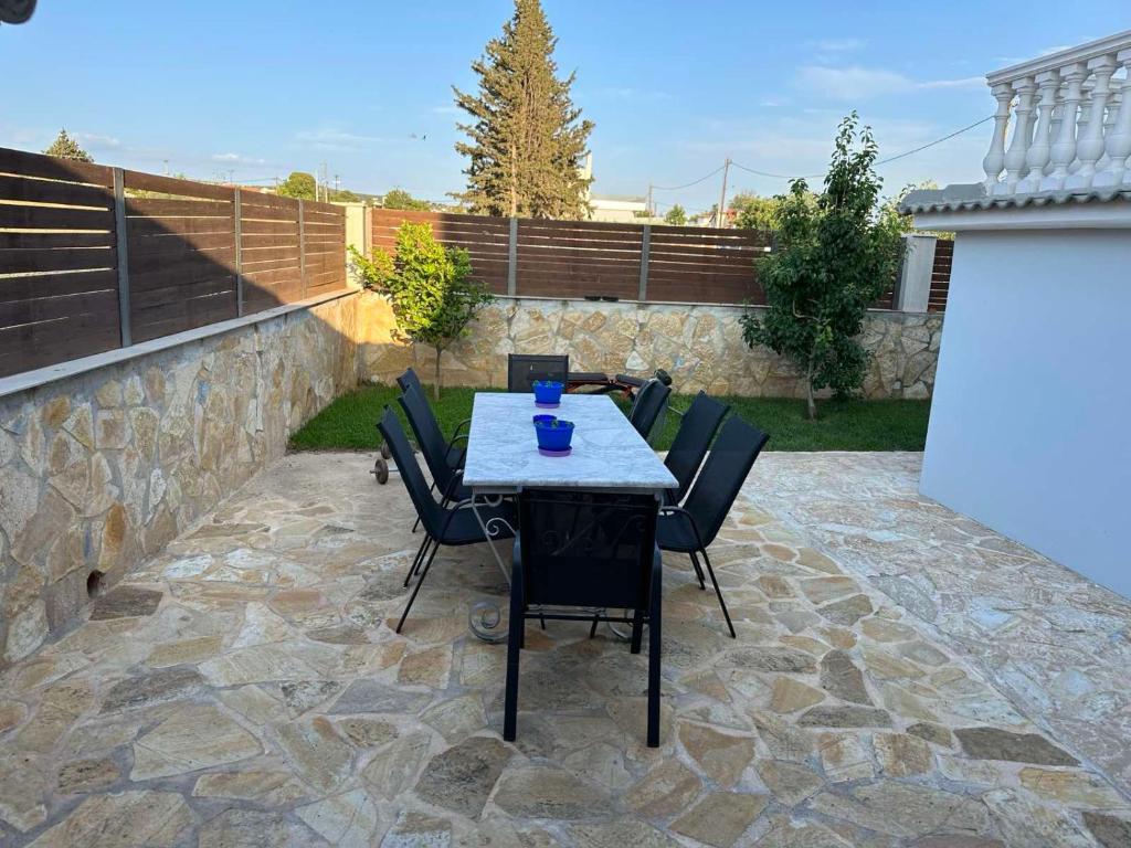 Patio nebo venkovní prostory v ubytování KONTIS' Luxury Detached house near the sea