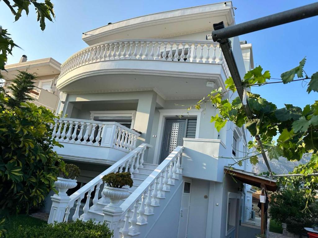 Balkón nebo terasa v ubytování KONTIS' Luxury Detached house near the sea