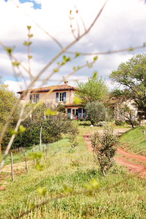 une maison au milieu d'un champ dans l'établissement Domaine de Montbarri, à La Tour-sur-Orb